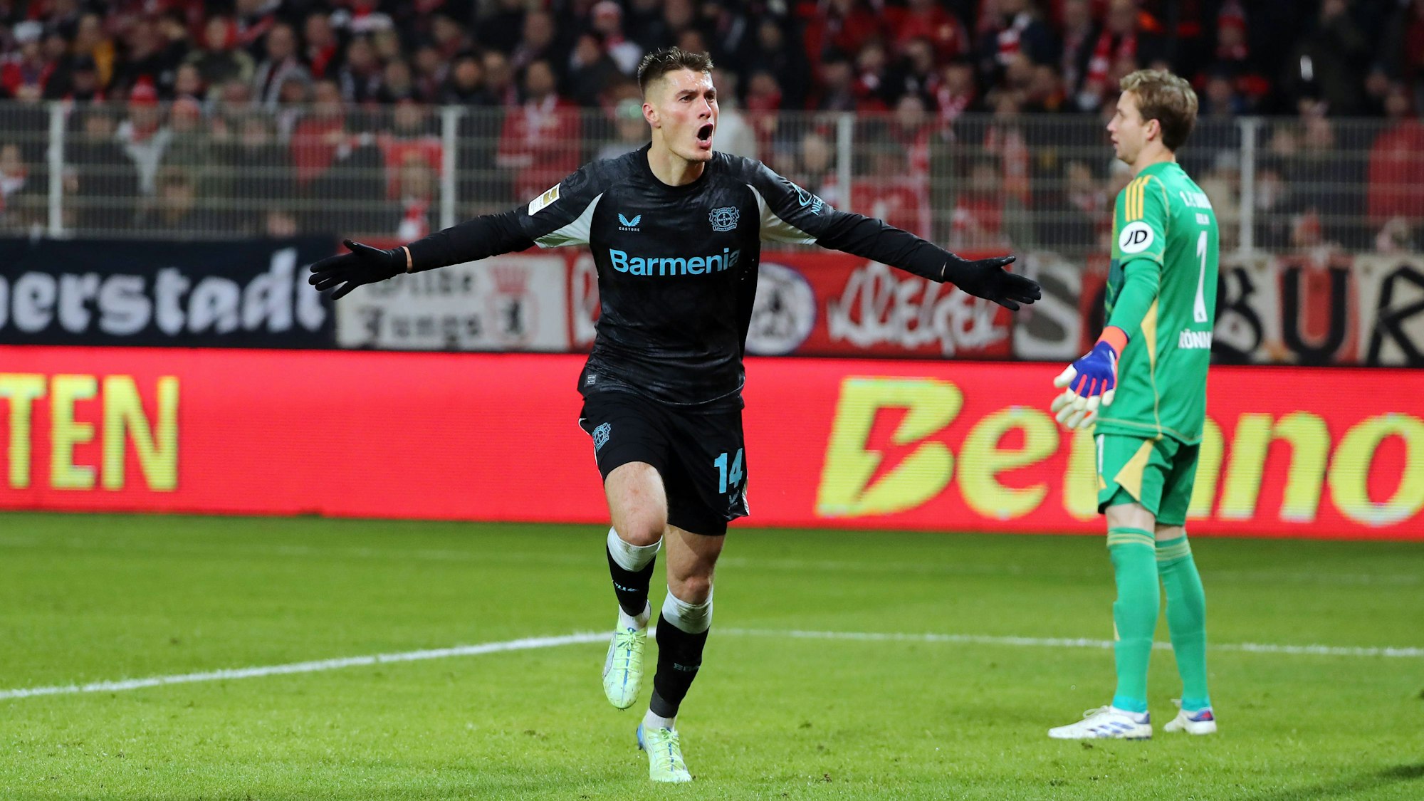 Patrik Schick jubelt nach seinem Siegtor zum 1:2. Union-Keeper Frederik Rönnow (r.) ist enttäuscht.