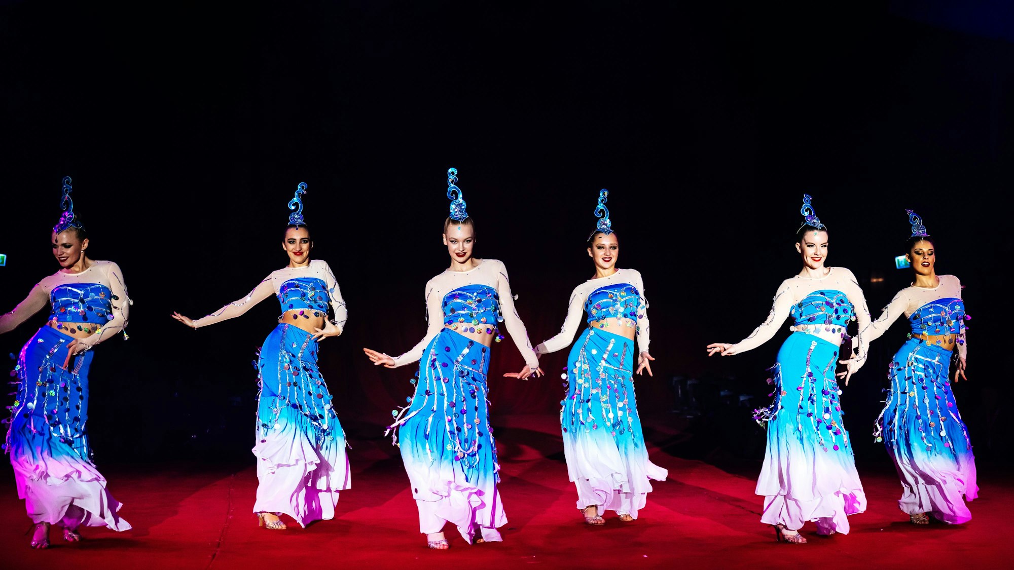 Tänzerinnen verbinden die Acts.