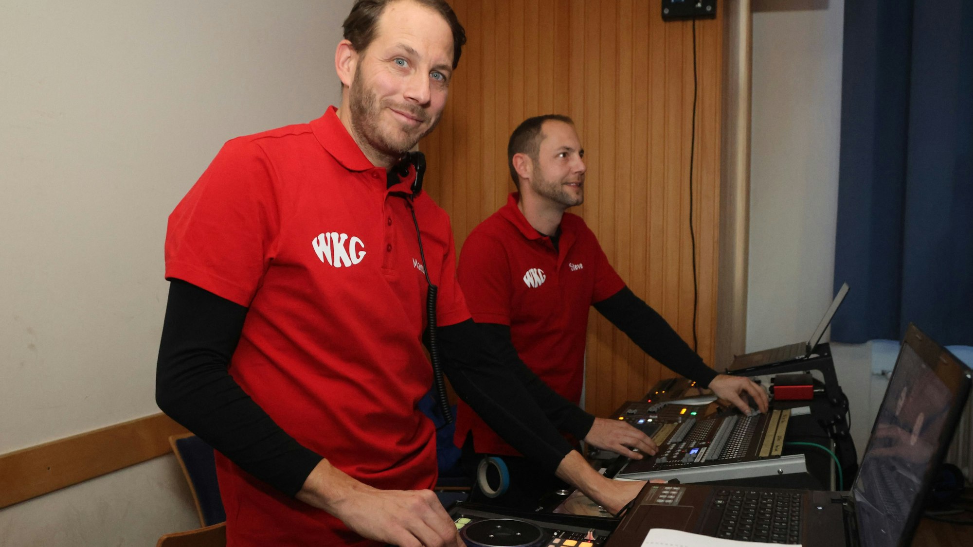 An der Technik sorgen Manuel Salz (links) und Steffen Thomas dafür, dass für jede Gruppe in Waldbröl auf der Bühne alles passt.