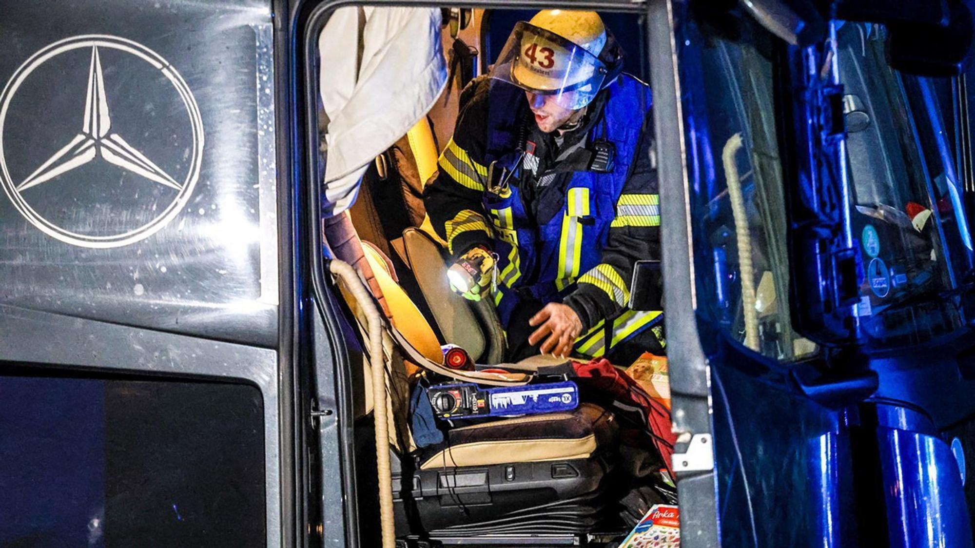 30.11.2024, Nordrhein-Westfalen, Hagen: Ein Feuerwehrmann untersucht die Fahrerkabine eines Lastwagens auf der Autobahn 1 bei Hagen an der Unfallstelle. Bei der Chaosfahrt eines Lastwagens über mehrere Autobahnen in Nordrhein-Westfalen sind mehrere Menschen schwer verletzt worden, wie die Polizei mitteilte. Foto: Alex Talash/dpa +++ dpa-Bildfunk +++