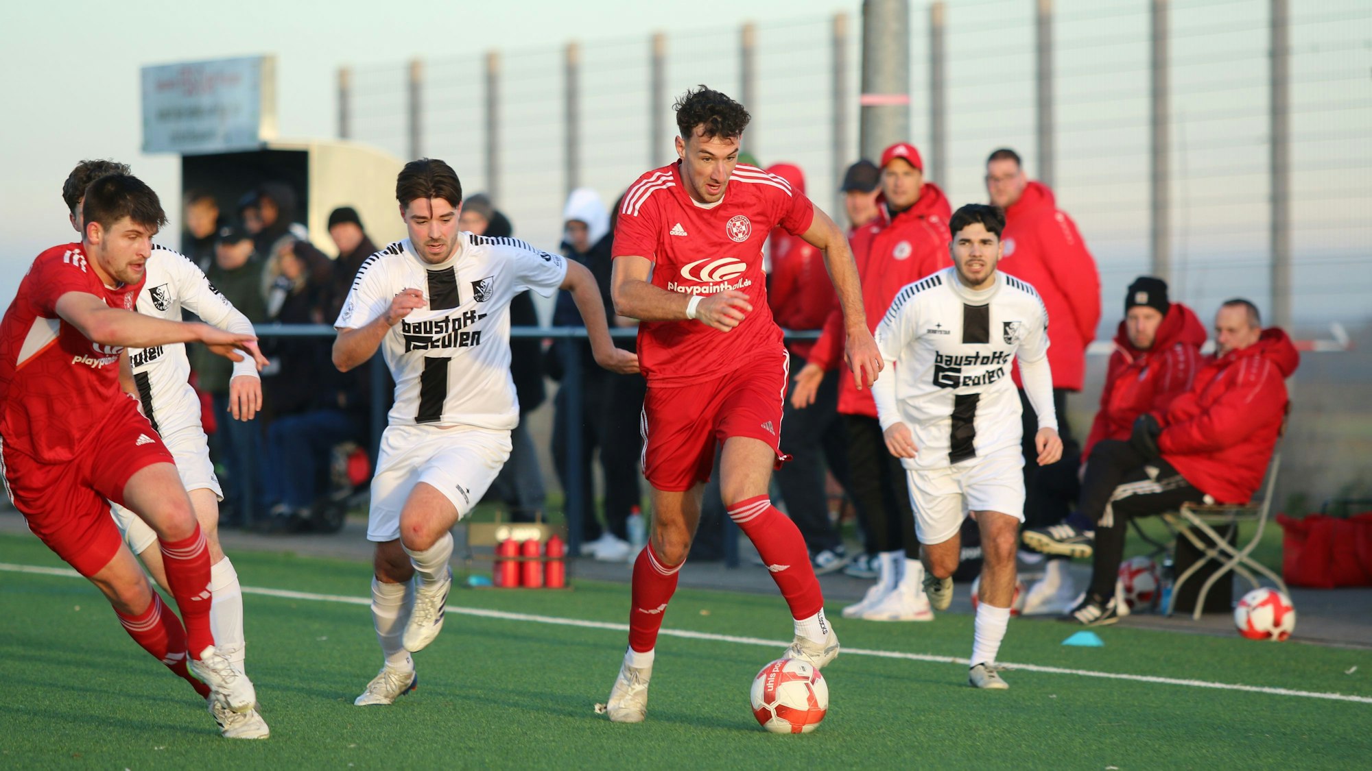 Luca Ohrem läuft den Eilendorfer Gegenspielern auf und davon.