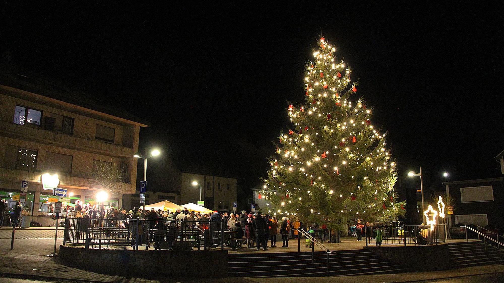 Das Bild zeigt den leuchtenden Weihnachtsbaum in Schmidtheim am Abend.