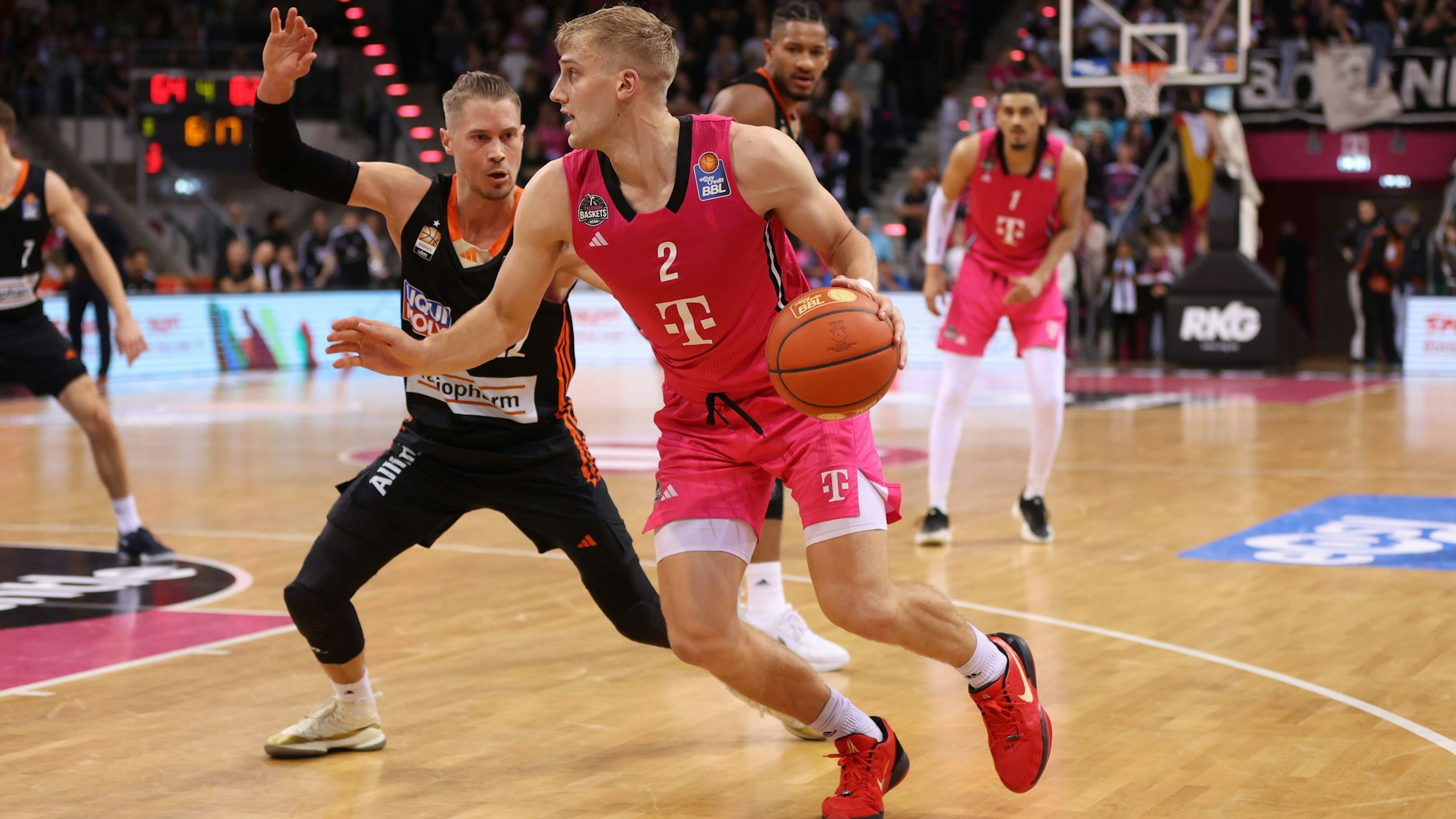 Bonns Sam Griesel (r.) lässt Ulms Thomas Klepeisz einfach stehen – eine Szene mit Seltenheitswert.