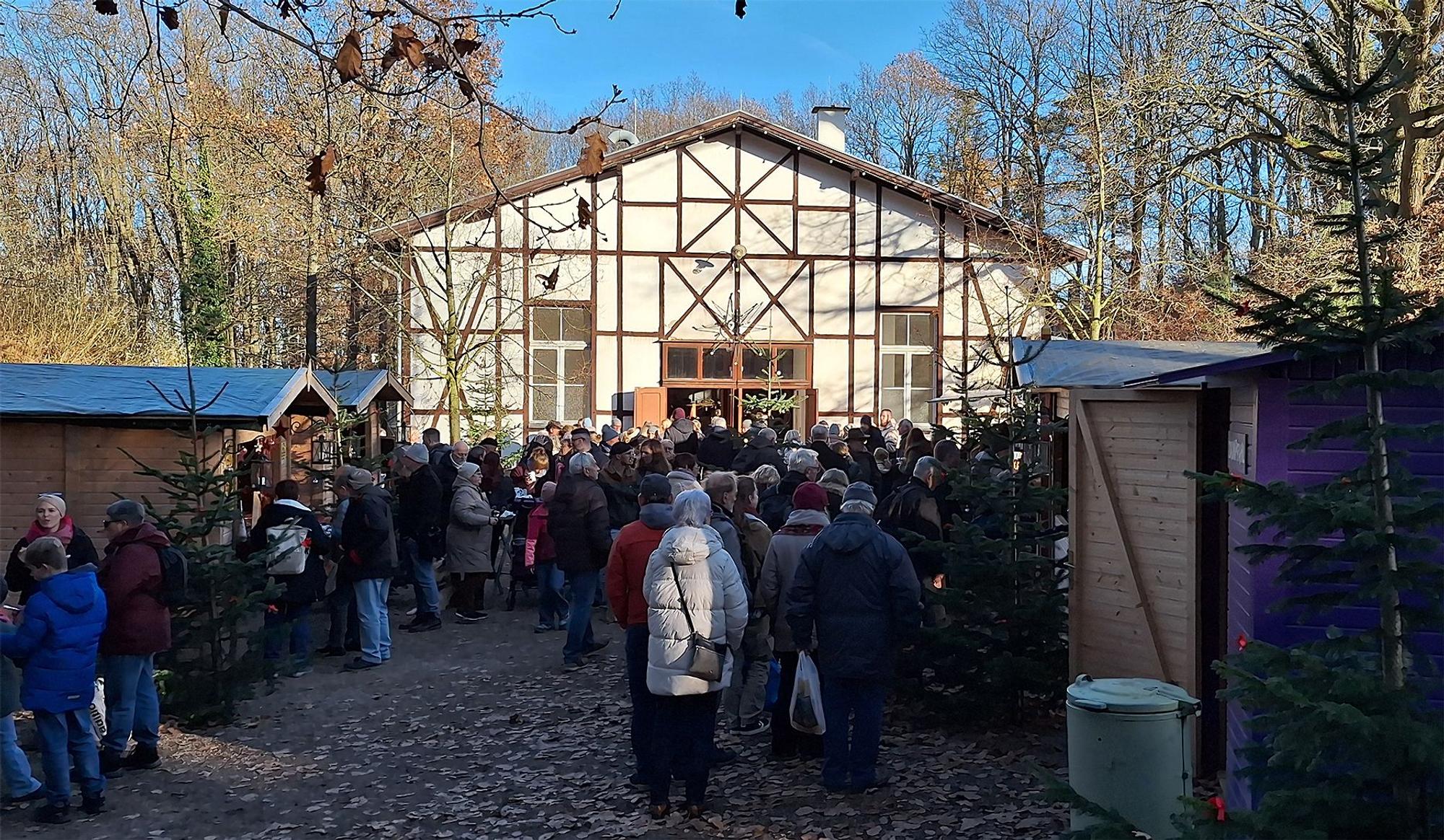 Das Bild zeigt den alten Tanzsaal und zahlreiche Menschen.