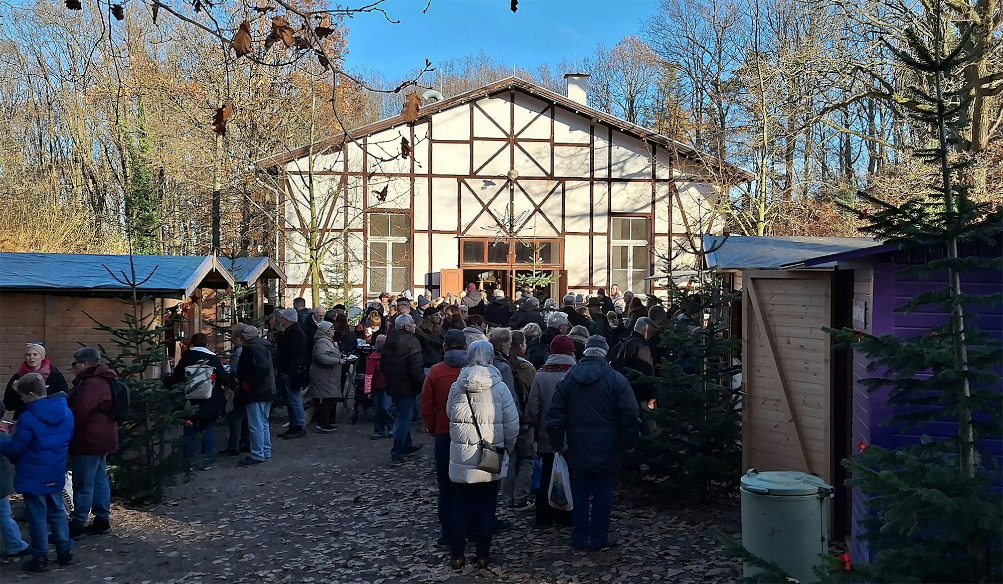 Das Bild zeigt den alten Tanzsaal und zahlreiche Menschen.
