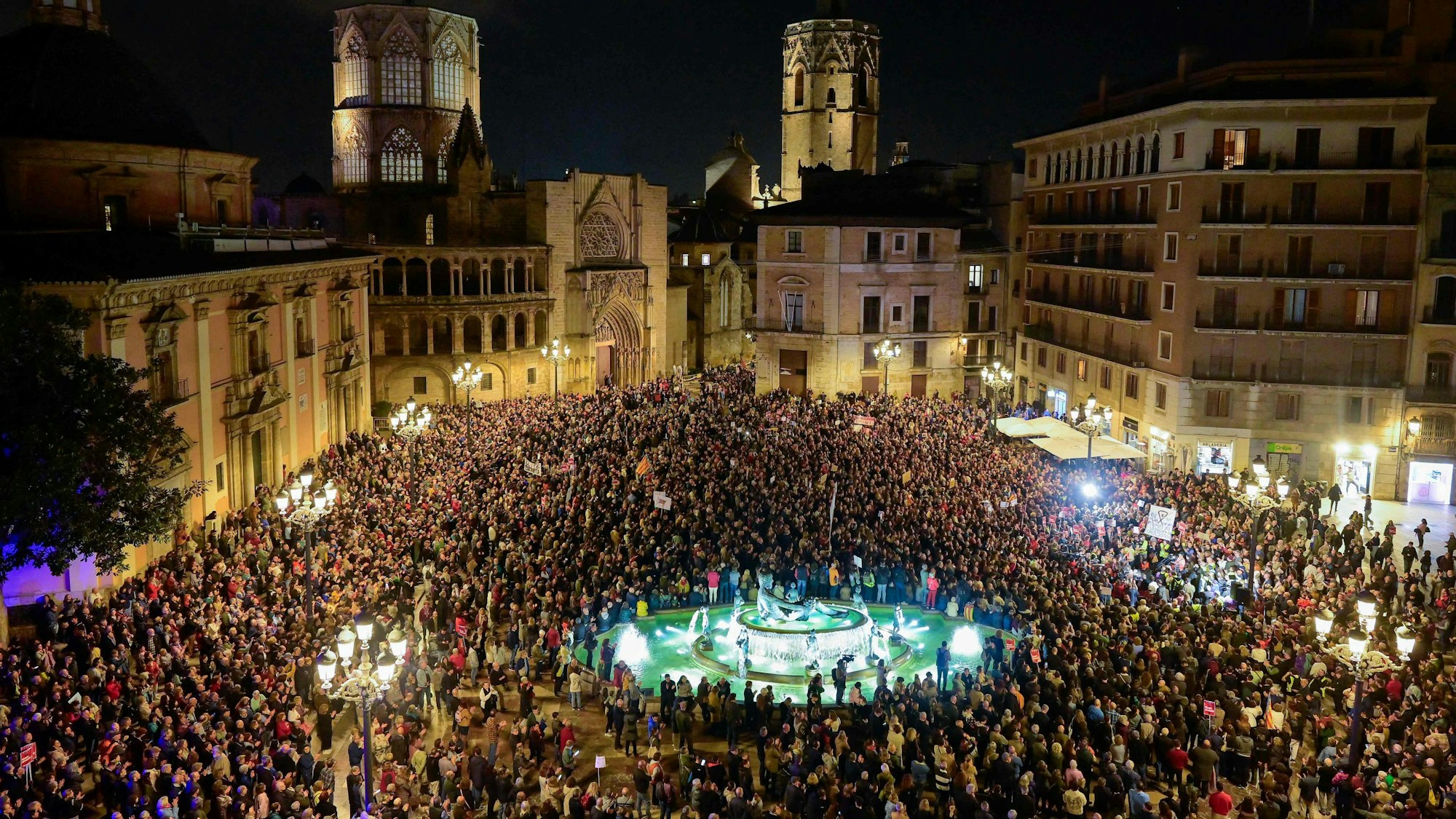 Demonstranten versammeln sich in Valencia.