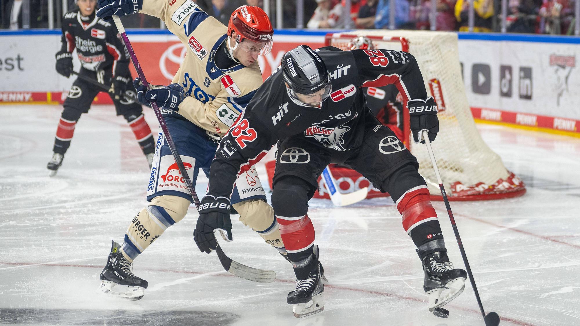 Hart umkämpft: Haie Stürmer Alexandre Grenier (vorne) versucht den Puck gegen Schwenningens Philip Feist zu sichern.