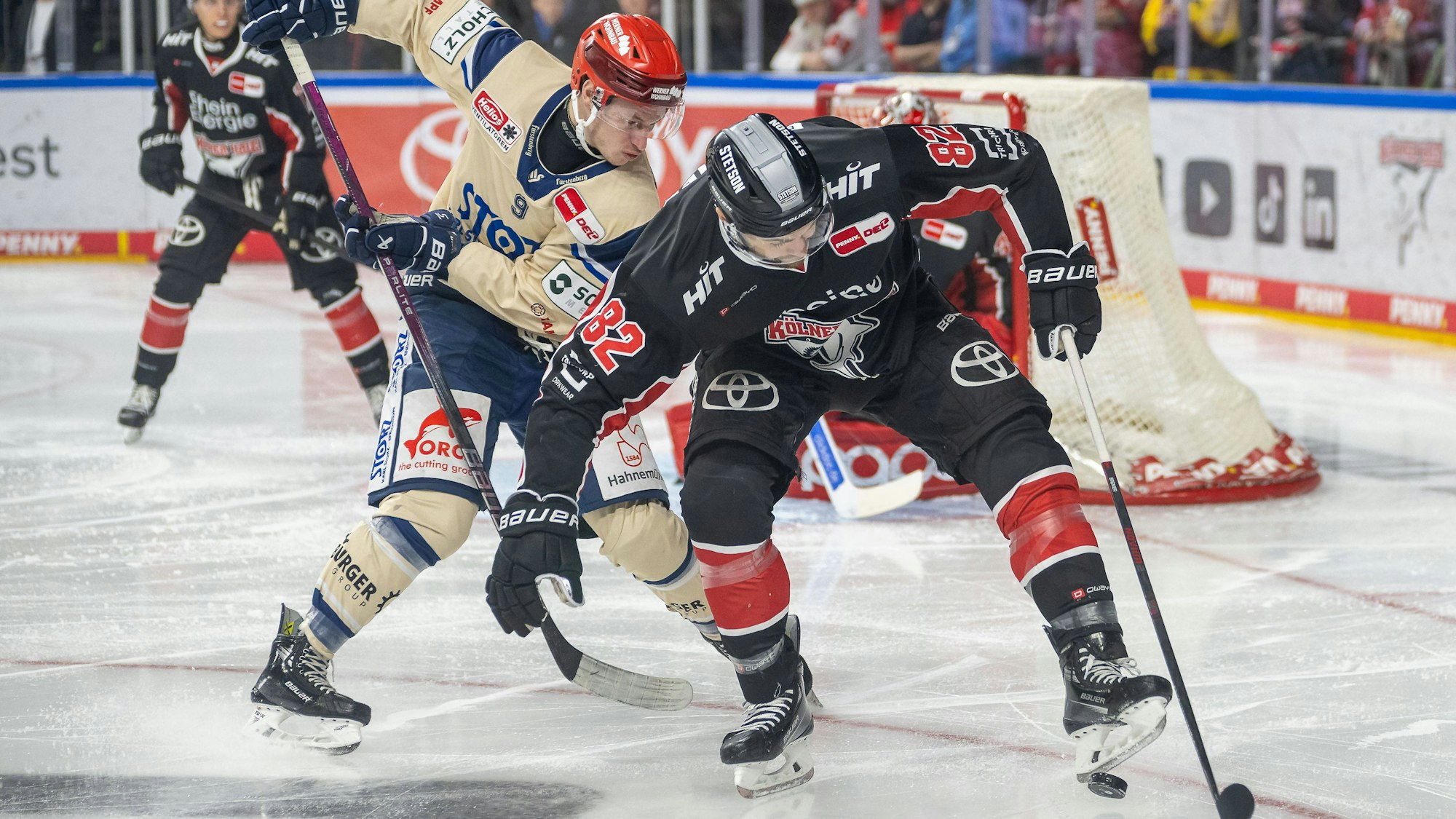 Hart umkämpft: Haie Stürmer Alexandre Grenier (vorne) versucht den Puck gegen Schwenningens Philip Feist zu sichern.