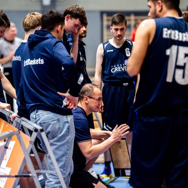 Das Bild zeigt die Erftbaskets in einer Auszeit.
