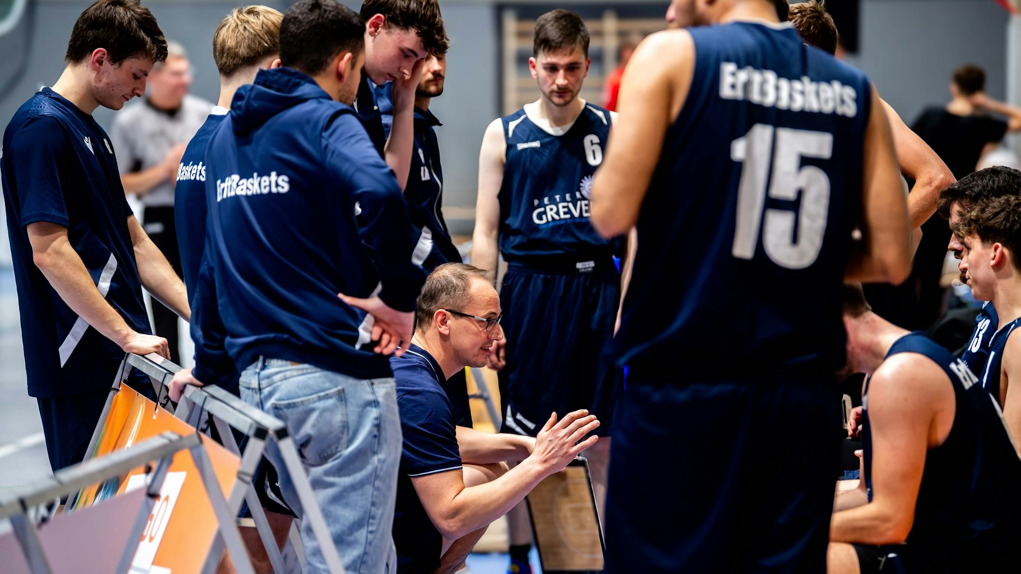 Das Bild zeigt die Erftbaskets in einer Auszeit.