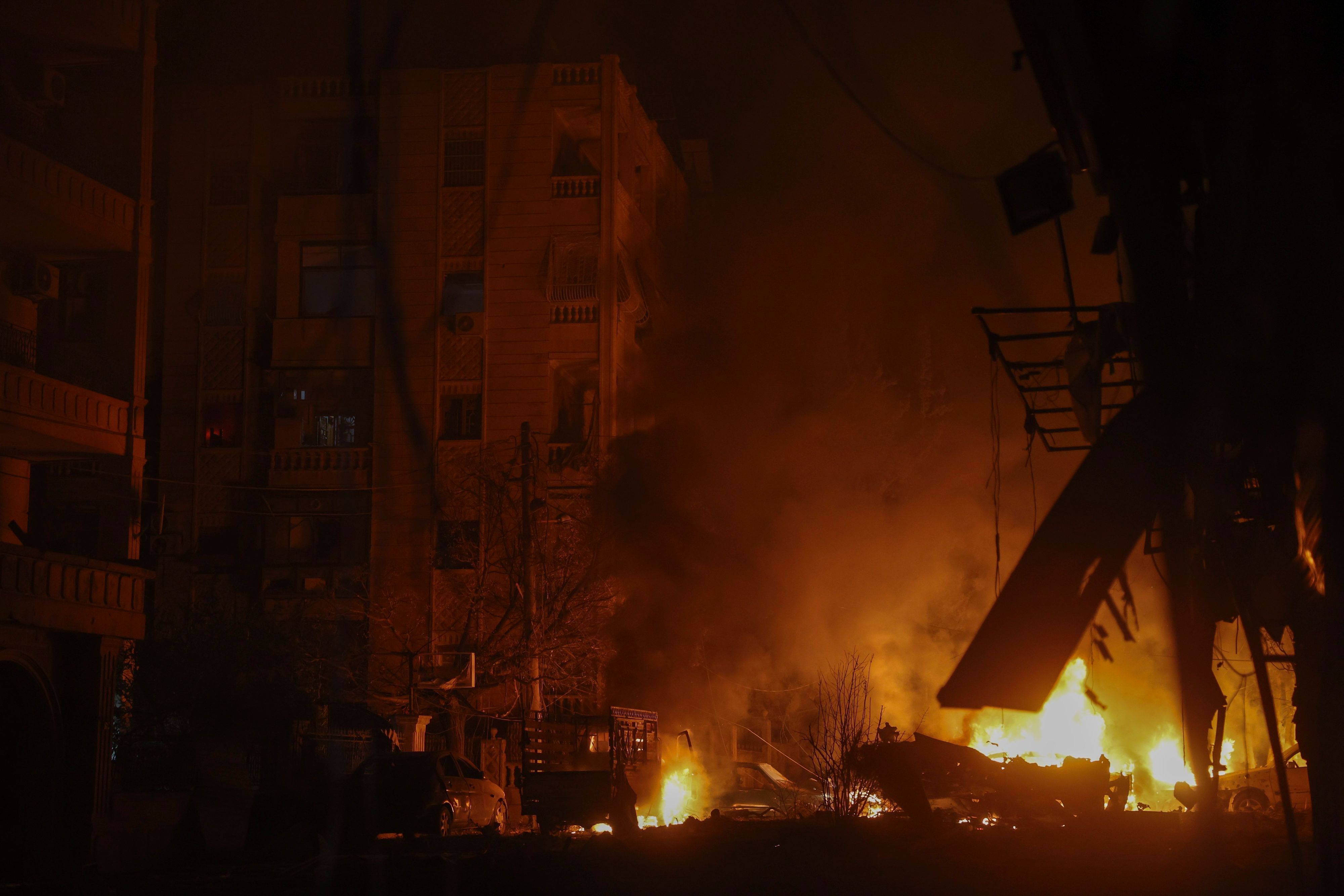 Fahrzeuge brennen nach einem Luftangriff auf Oppositionskämpfer in Aleppo. Islamistische Rebellen erobern in Zuge ihrer überraschenden Offensive immer mehr Gebiete in Syrien. (Archivbild)