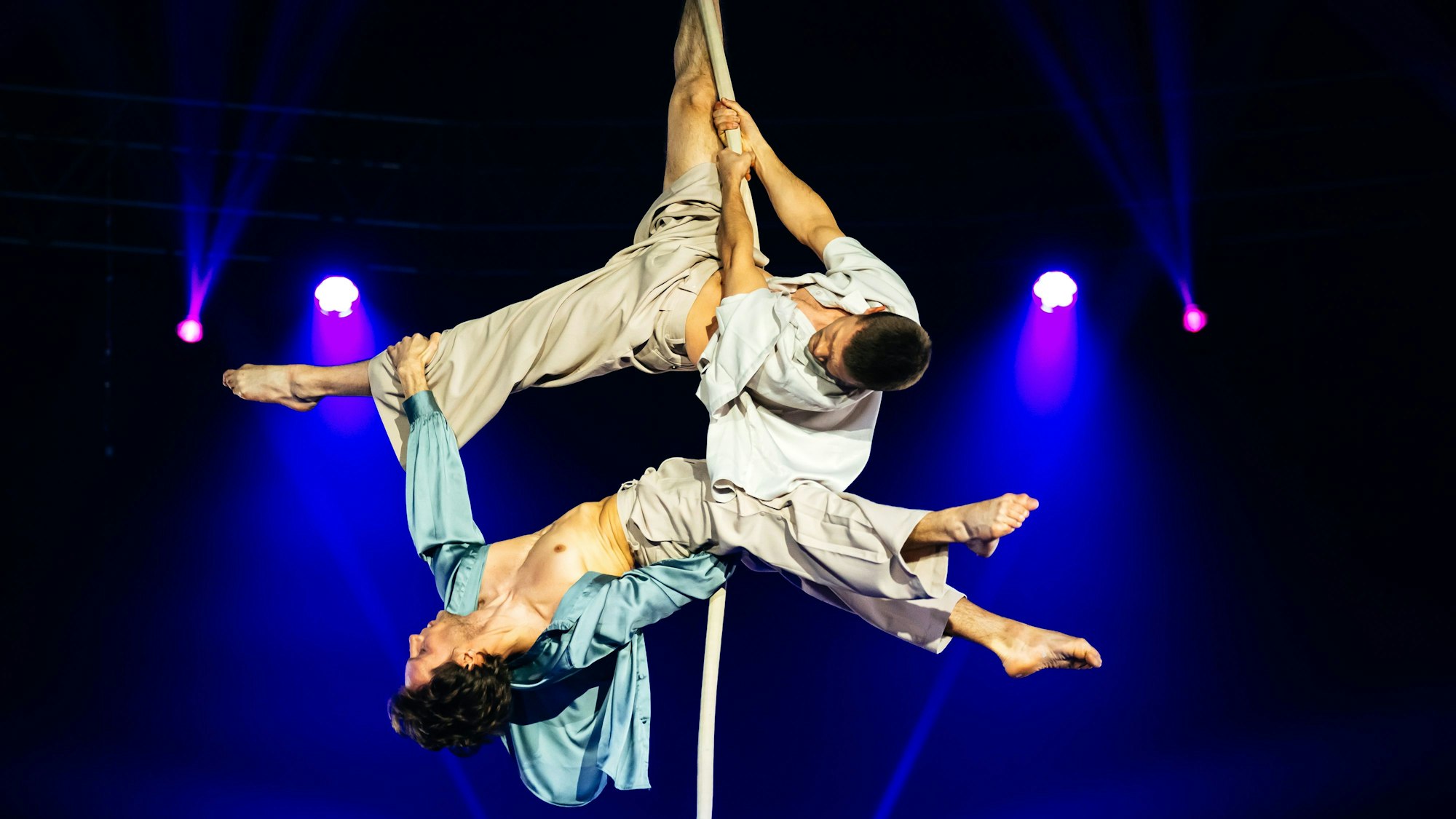 Zwei Artisten an einem Seil.