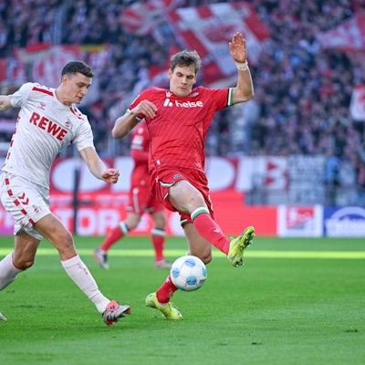 Eine starke Leistung zeigte Eric Martel als Sechser des 1. FC Köln gegen Enzo Leopold (r.) und Hannover 96.