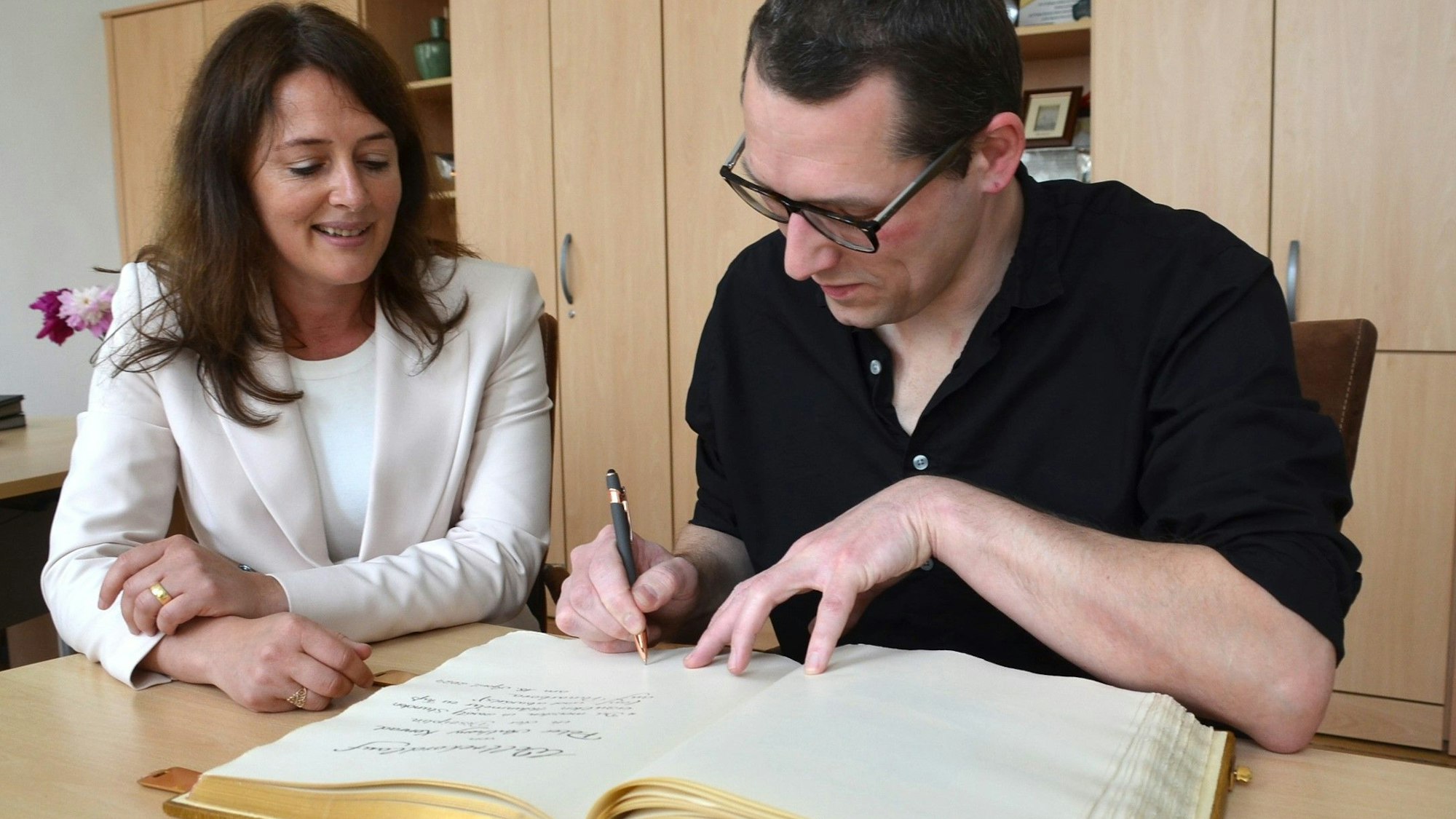 Waldbröls Bürgermeisterin Larissa Weber, hier mit dem Weltrekordhalter Anthony Peter Konrad, geht mit der Unterstützung von CDU, FDP und der UWG in den Wahlkampf für die im September anstehende Neuwahl der Verwaltungsleitung.