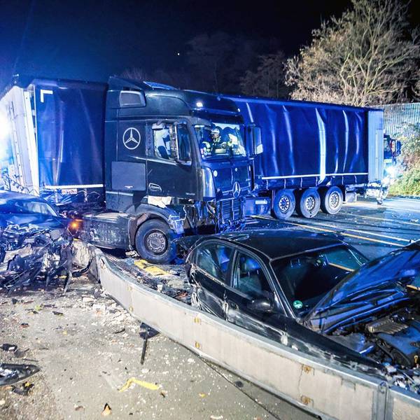 30.11.2024, Nordrhein-Westfalen, Hagen: Ein Lastwagen steht auf der Autobahn 1 bei Hagen an der Unfallstelle neben beschädigten Autos. Nach einer Chaosfahrt über mehrere Autobahnen hat die Polizei in Nordrhein-Westfalen einen auffälligen Lkw-Fahrer aus dem Verkehr gezogen. Es habe mehrere Unfälle und Sachschäden gegeben, wie die Polizei mitteilte. Foto: Alex Talash/dpa +++ dpa-Bildfunk +++