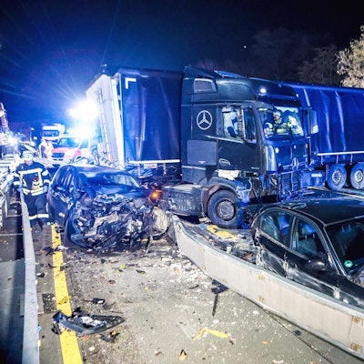 30.11.2024, Nordrhein-Westfalen, Hagen: Ein Lastwagen steht auf der Autobahn 1 bei Hagen an der Unfallstelle neben beschädigten Autos. Nach einer Chaosfahrt über mehrere Autobahnen hat die Polizei in Nordrhein-Westfalen einen auffälligen Lkw-Fahrer aus dem Verkehr gezogen. Es habe mehrere Unfälle und Sachschäden gegeben, wie die Polizei mitteilte. Foto: Alex Talash/dpa +++ dpa-Bildfunk +++