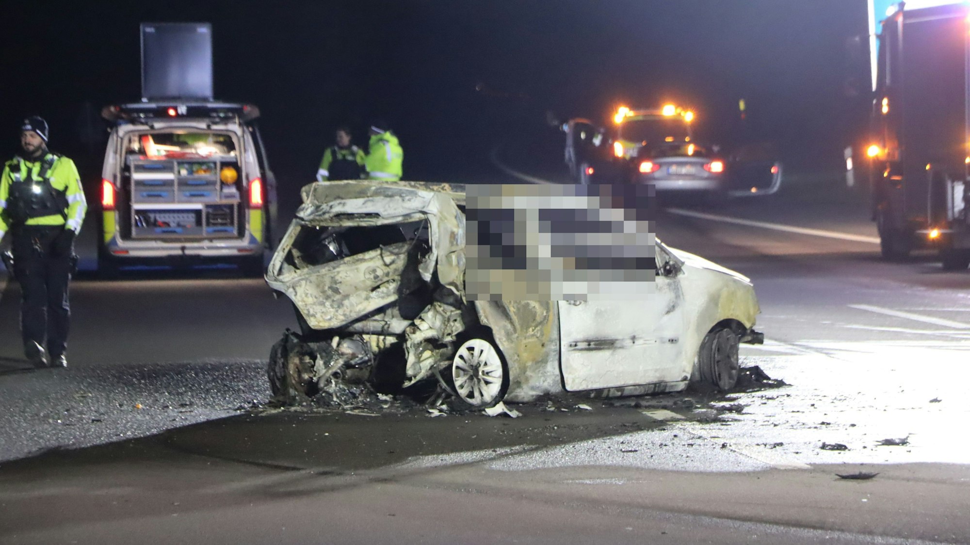 Das Fahrzeug der beiden getöteten Frauen brannte restlos aus.