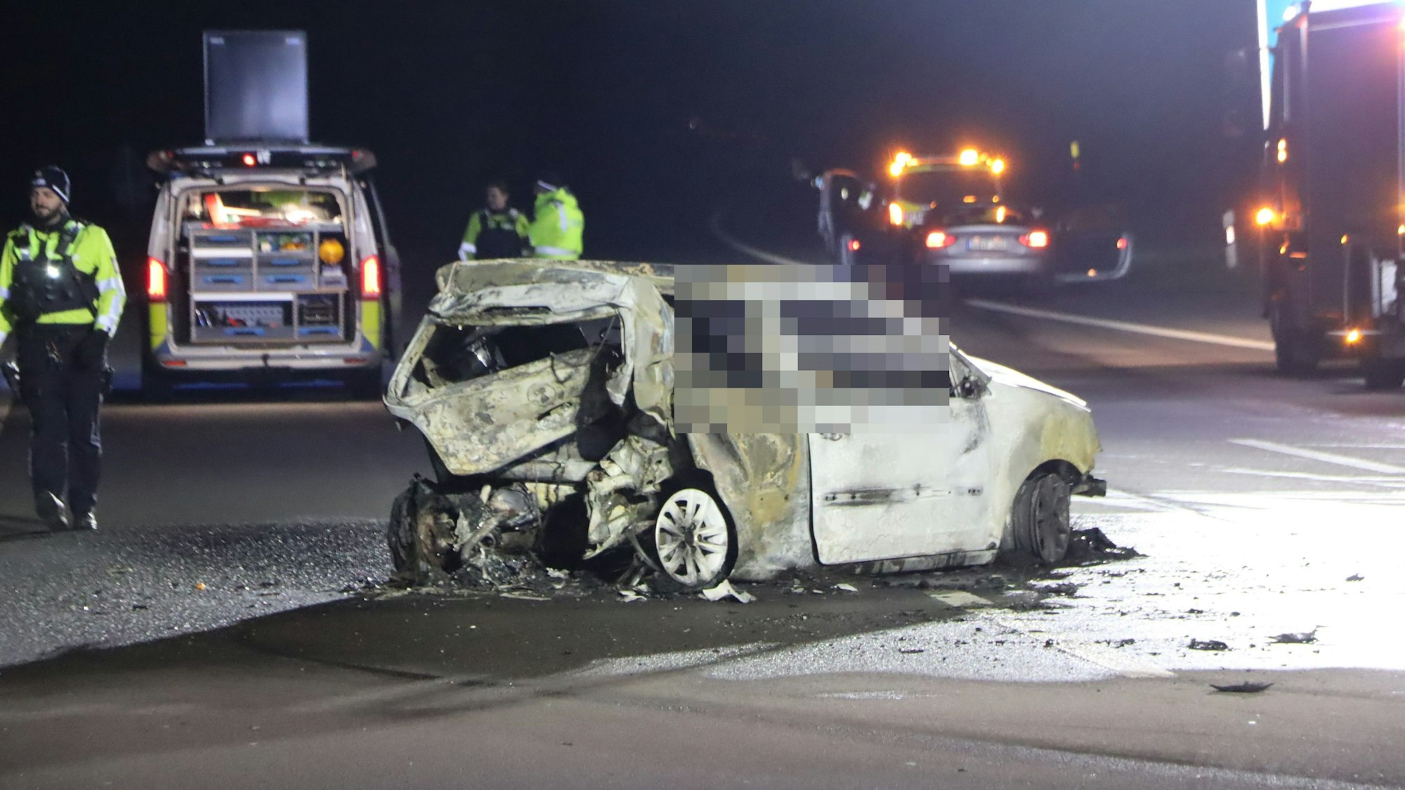 02.12.2023-Erst als die Flammen gelöscht waren sahen die Einsatzkräfte, dass zwei Menschen im Fahrzeug verbrannt waren. Das Fahrzeug brannte restlos aus. Der Unfall ereignete sich nur wenige 100 Meter hinter dem Autobahnanschluss Wesseling. Glasscherben und Fahrzeugtrümmer lagen bereits gut 200 Meter vor der Stelle, an der der Polo zum Stehen kam.