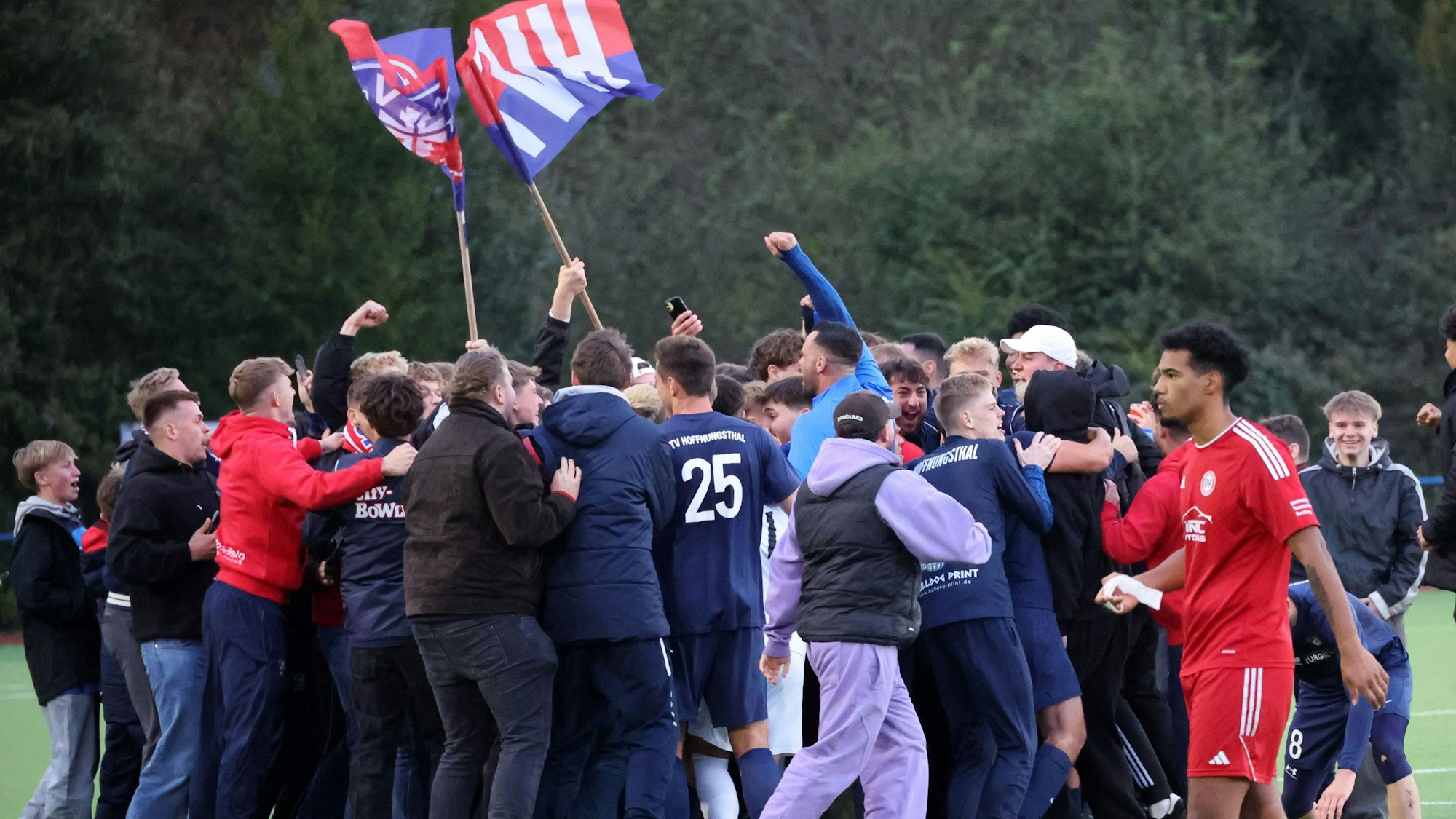 Fans und Spieler des TV Hoffnungsthal feiern den Kreispokaltitel gemeinsam