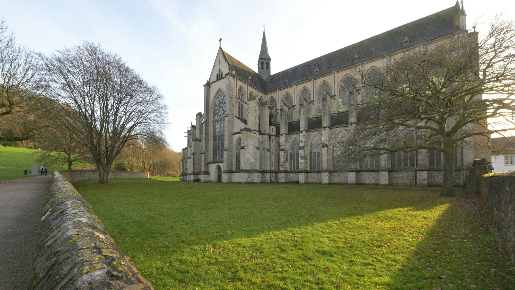 Auf den Altenberger Dom scheint die Sonne.