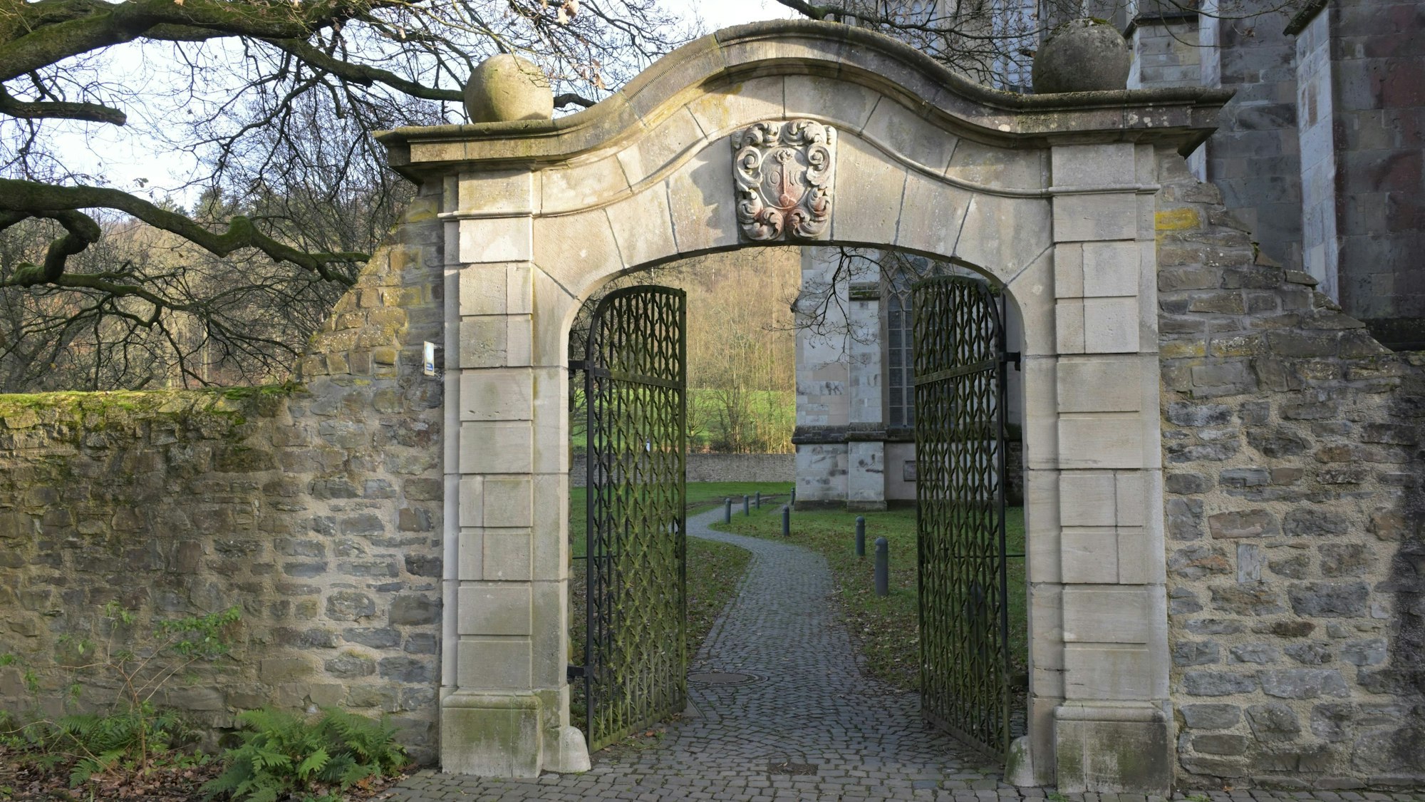 Steinerner Torbogen am Altenberger Dom.