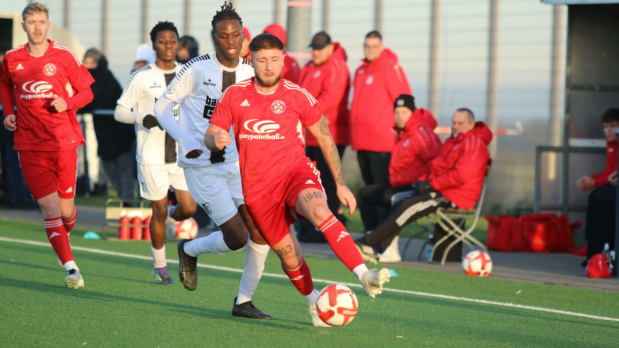 Nico Berekoven führt den Ball, ein Gegenspieler verfolgt ihn.