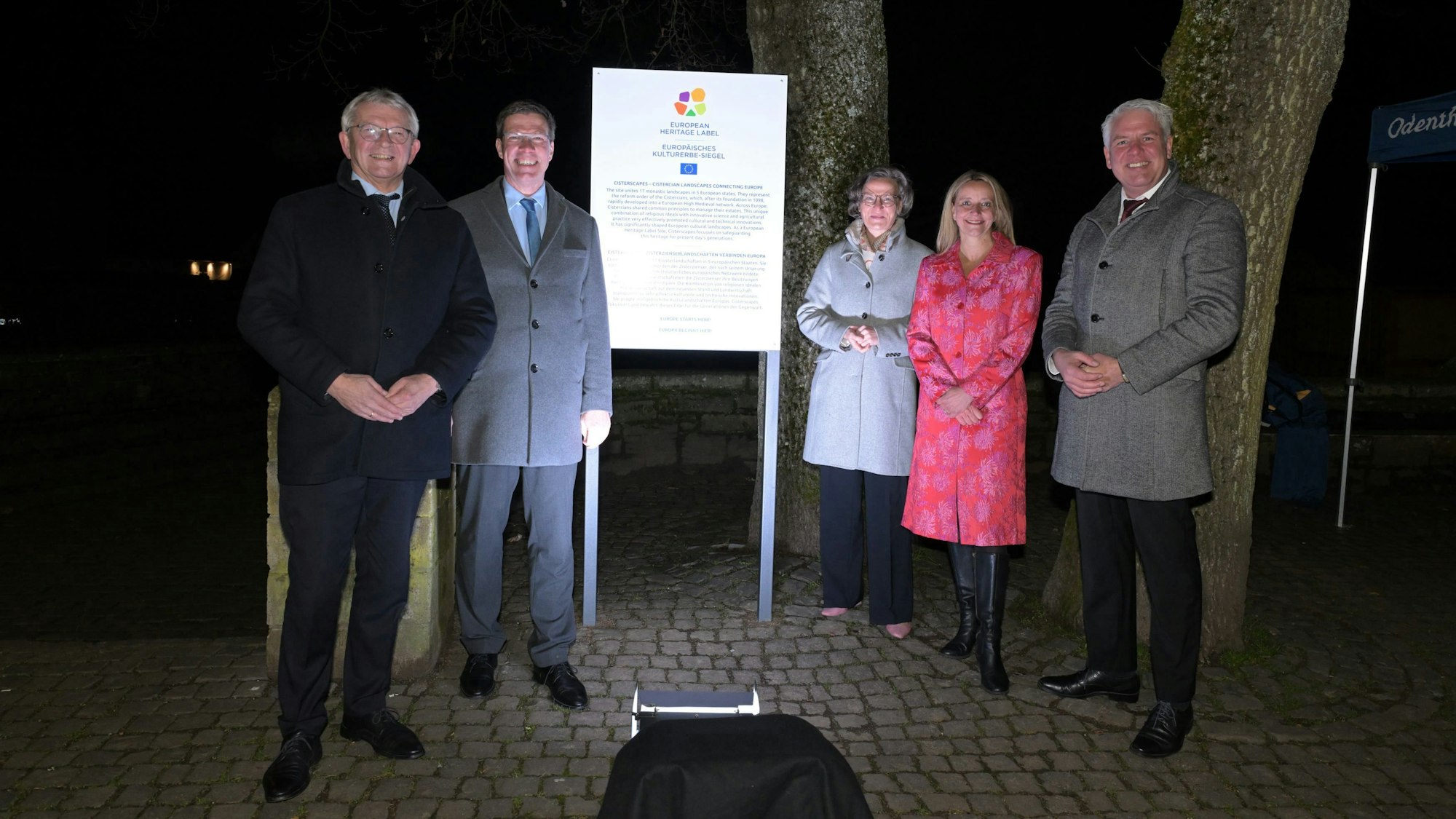 Vor dem Hauptportal wurde eine Tafel eingeweiht (v.l.): Johann Kalb, Stefan Santelmann, Ministerin Ina Scharrenbach, Xandra Wildung, Rober Lennerts.
