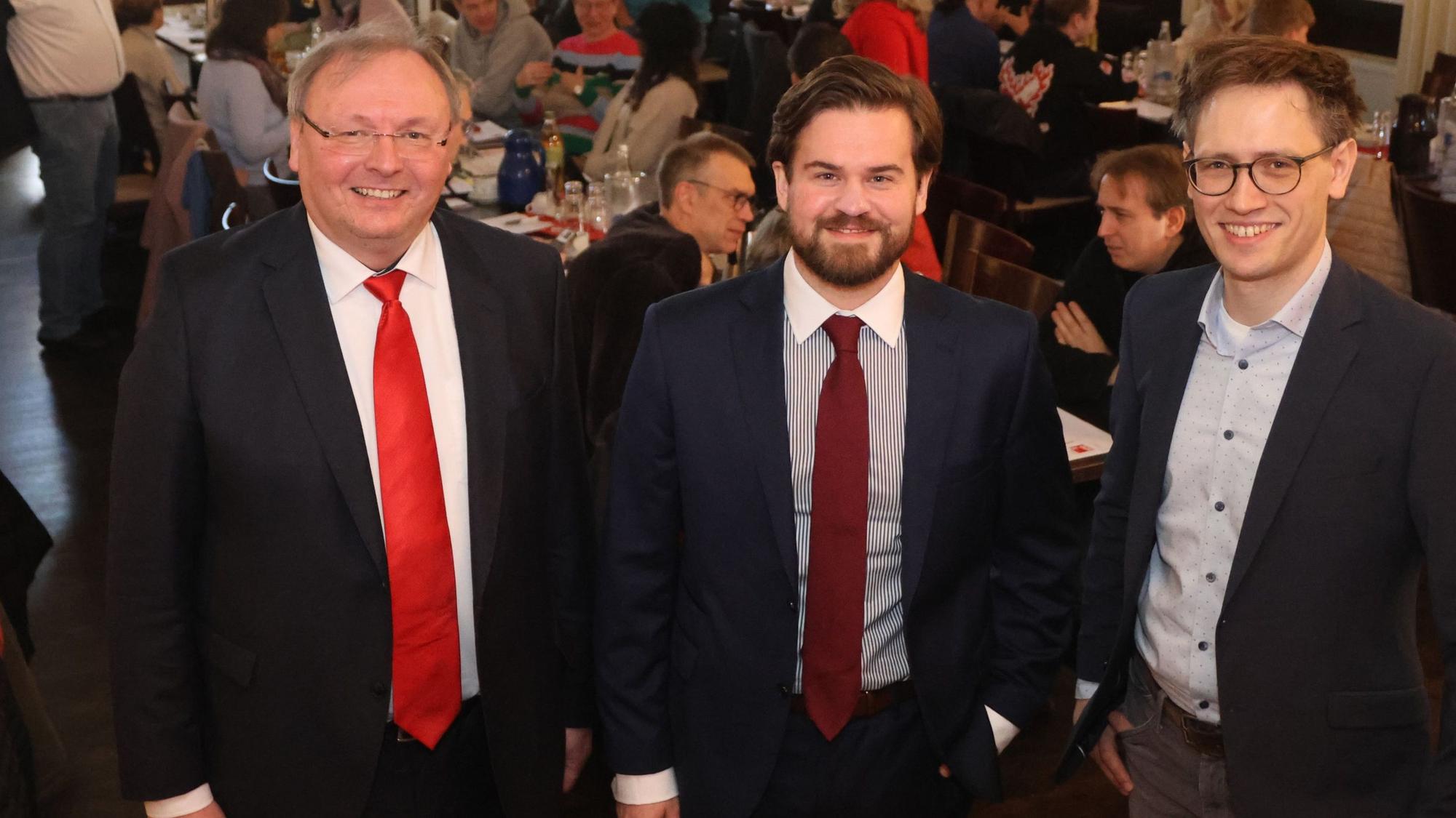 Der Wahlkampf beginnt: Der oberbergische Kreisverband der SPD um seinen Vorsitzenden Thorsten Konzelmann (von links) setzt auf Pascal Reinhardt bei der Bundestagswahl und Sven Lichtmann für die Wahl des nächsten Landrats.