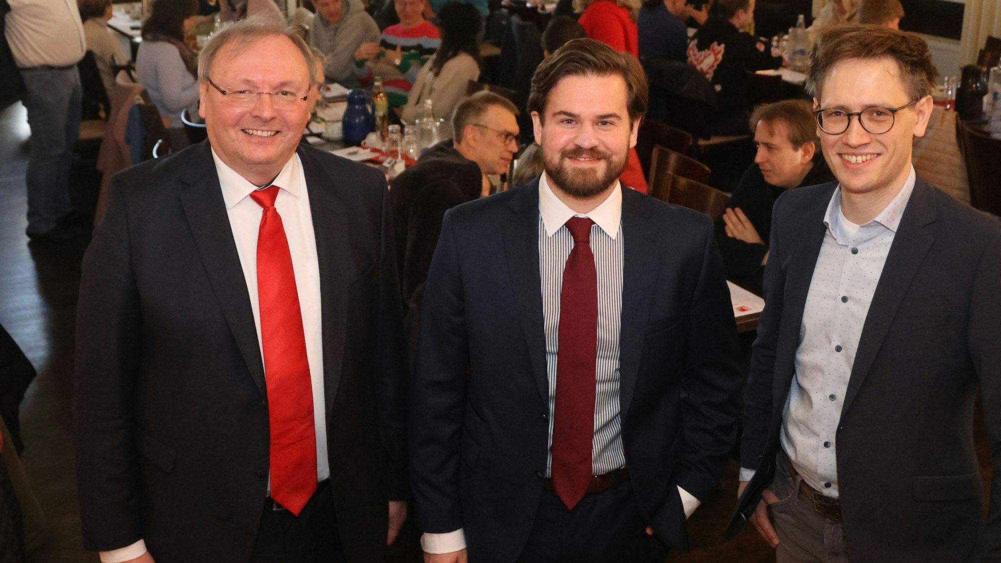 Der Wahlkampf beginnt: Der oberbergische Kreisverband der SPD um seinen Vorsitzenden Thorsten Konzelmann (von links) setzt auf Pascal Reinhardt bei der Bundestagswahl und Sven Lichtmann für die Wahl des nächsten Landrats.