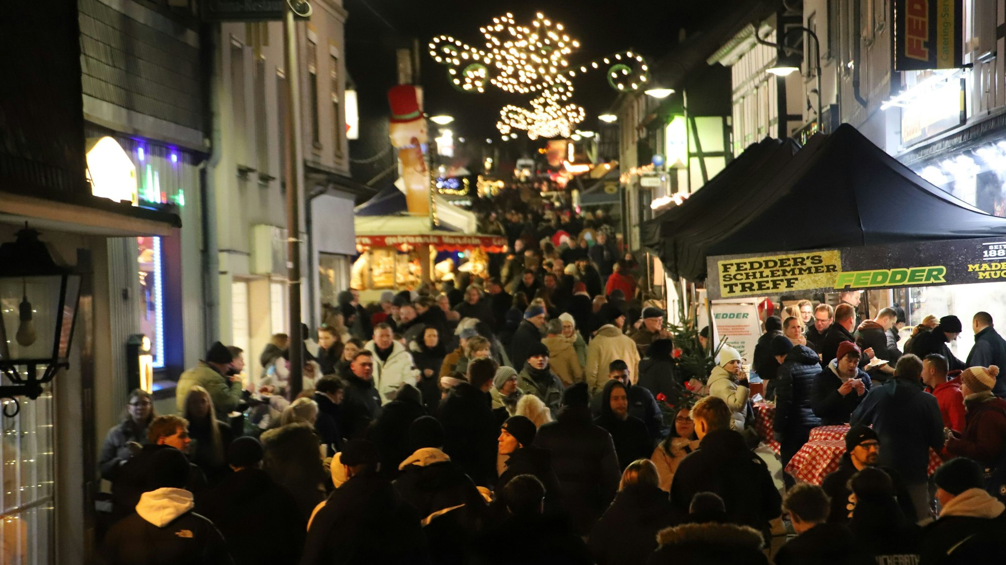 Der Weihmnachtsmarkt in Much ist rund um Sankt Martinus und die Hauptstraße aufgebaut und lockt immer viele Besucherinnen und Besucher.