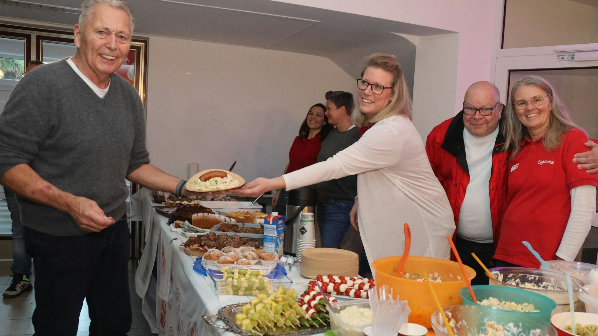 Im Foyer der Waldbröler Schulaula biegen sich die Tische: Die WKG-Eltern haben in den Küchen gezaubert und sorgen nun dafür, dass beim Tanztreff keiner hungrig bleibt.