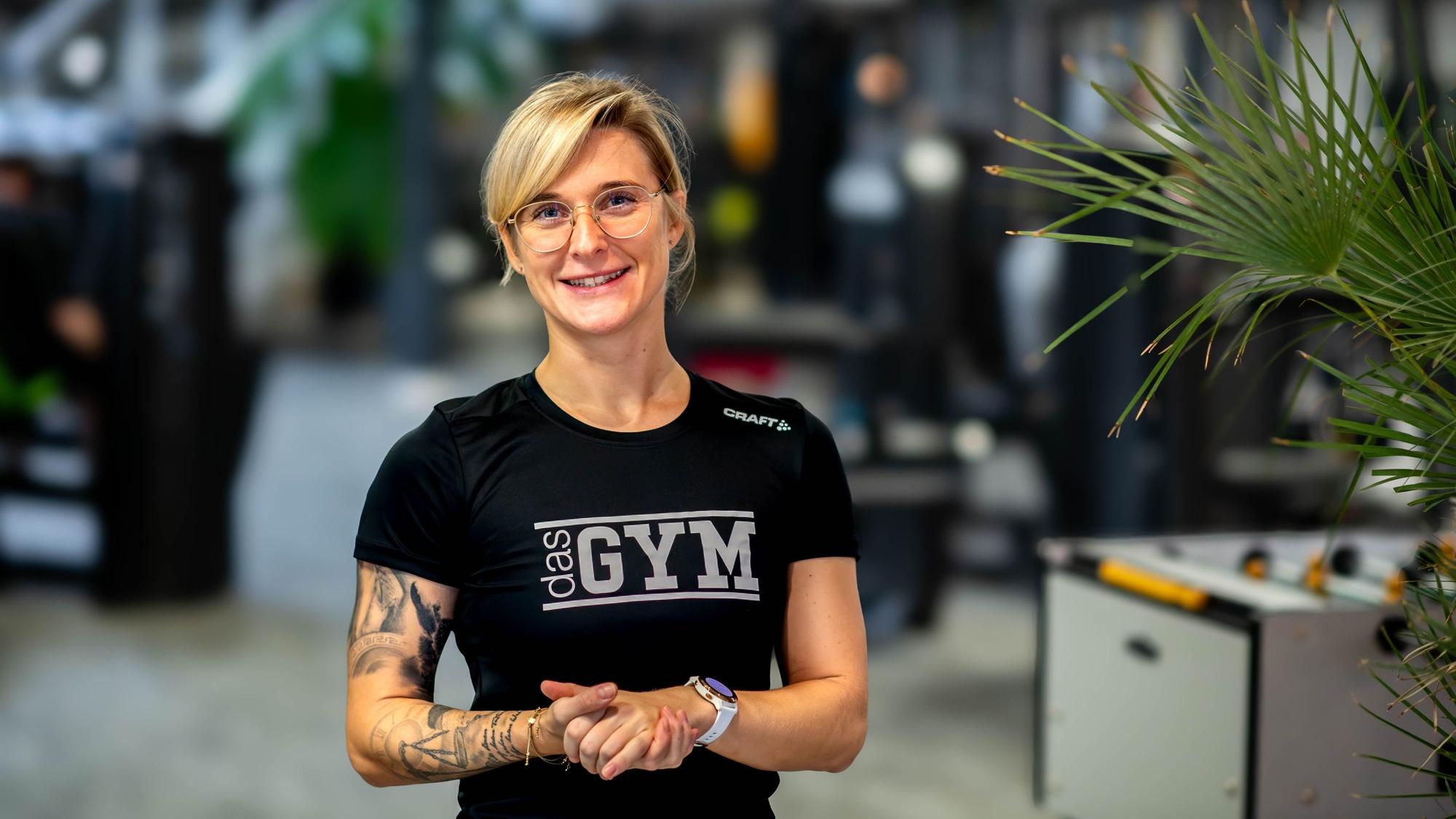 Das Bild zeigt die Fitnesstrainerin auf der Trainingsfläche.