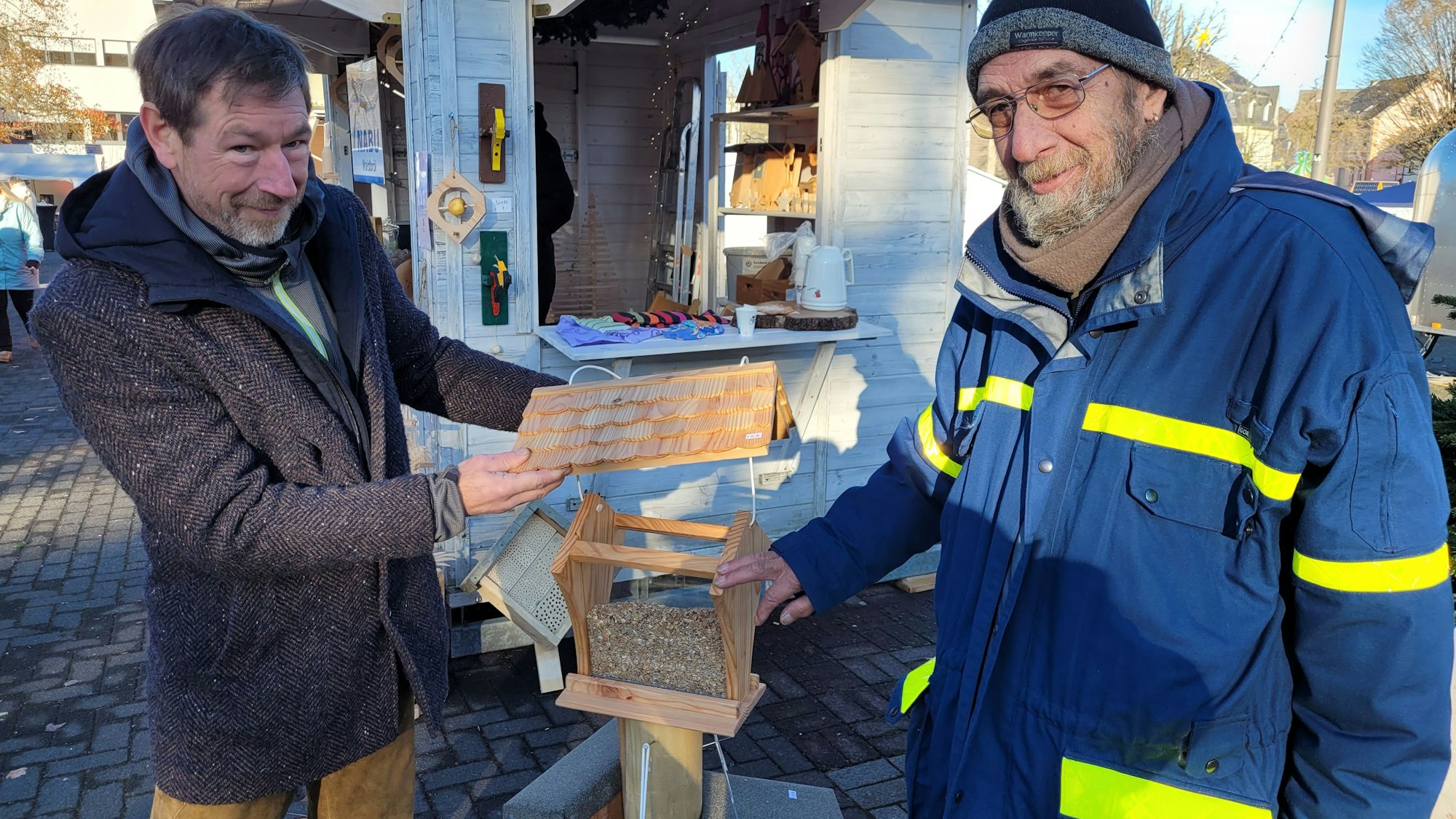Hochwertige Vogelhäuser aus Lärchenholz etwa bieten Christoph Lamprecht (links), Werkstattleiter in Haus Segenborn, und Dachdecker Dieter Höhne auf dem Waldbröler Weihnachtsmarkt an – aber am Stand der Nabu-Ortsgruppe.