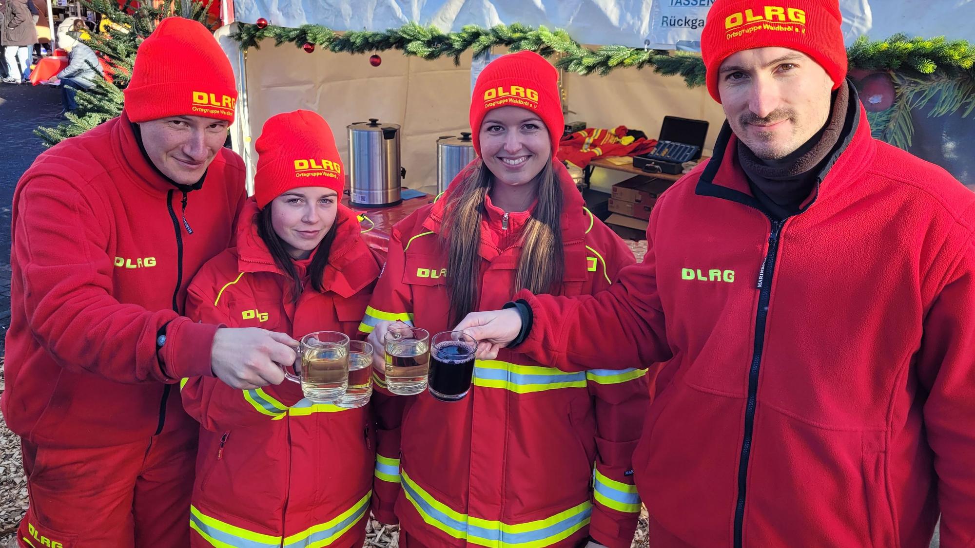 Auch die Waldbröler Ortsgruppe der DLRG mit Julian Ranke (links) mischt mit beim Weihnachtsmarkt.