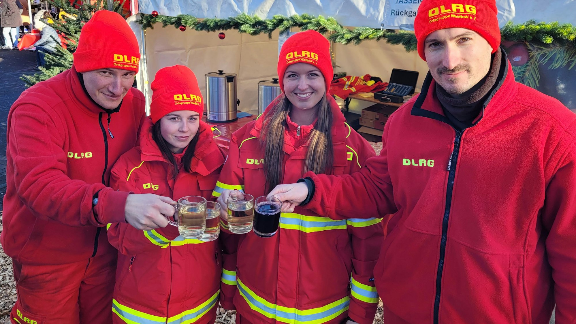 Auch die Waldbröler Ortsgruppe der DLRG mit Julian Ranke (links) mischt mit beim Weihnachtsmarkt.
