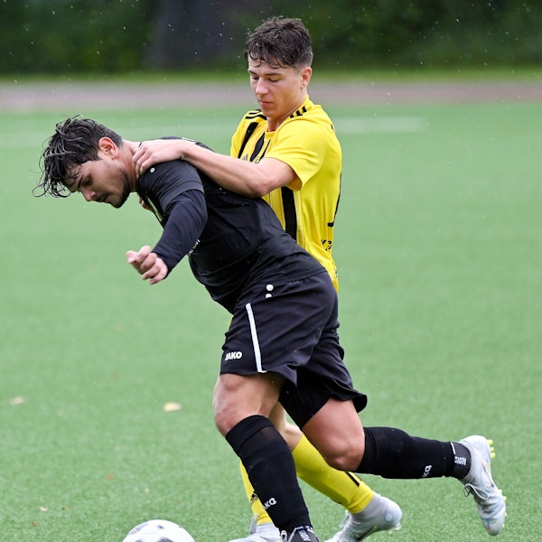 18.09.2022, Fussball-SV Schlebusch - Deutz 05
vorne: Volkan Sevinc (Deutz)
hinten: Mathias Janeczko (Schlebusch)
Foto: uli Herhaus