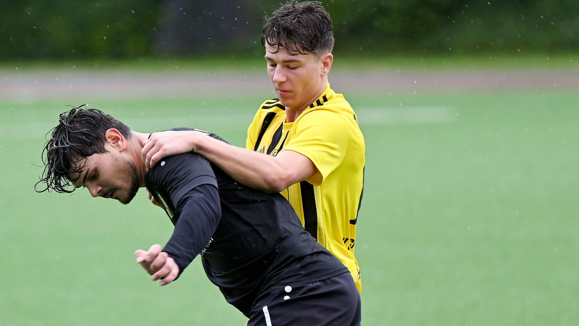 18.09.2022, Fussball-SV Schlebusch - Deutz 05
vorne: Volkan Sevinc (Deutz)
hinten: Mathias Janeczko (Schlebusch)
Foto: uli Herhaus