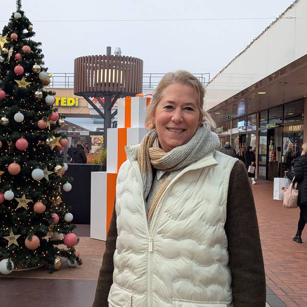 Das Foto zeigt die Center-Managerin neben einem großen Weihnachtsbaum in einer Einkaufspassage im Hürth-Park.