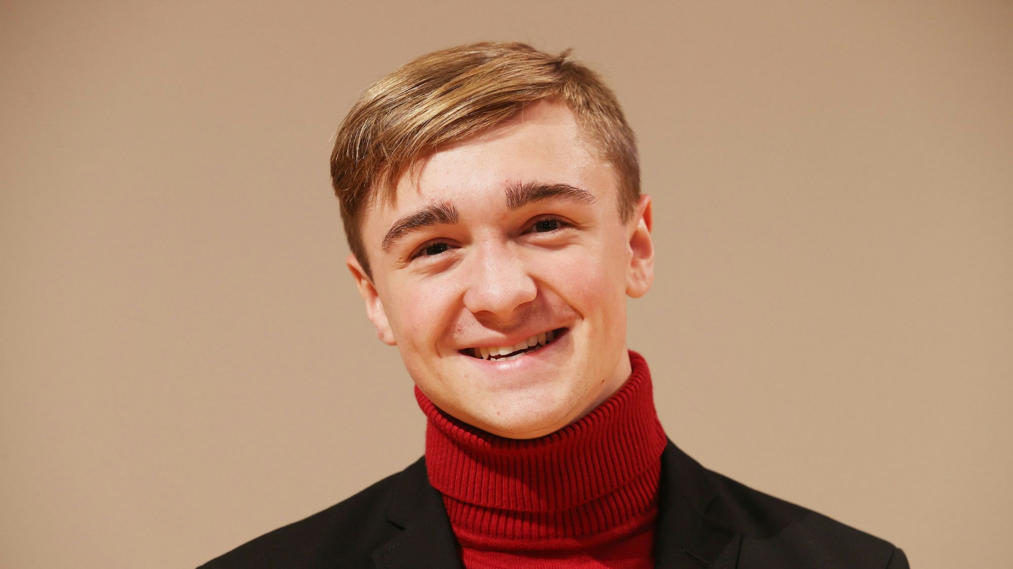 Luis Vorbach, Schauspieler und Hauptdarsteller im Film "Alfons Zitterbacke - Endlich Klassenfahrt" lächelt am Rande der Eröffnung des 30. Deutschen Kinder-Medien-Festivals "Goldener Spatz" im Theatersaal.