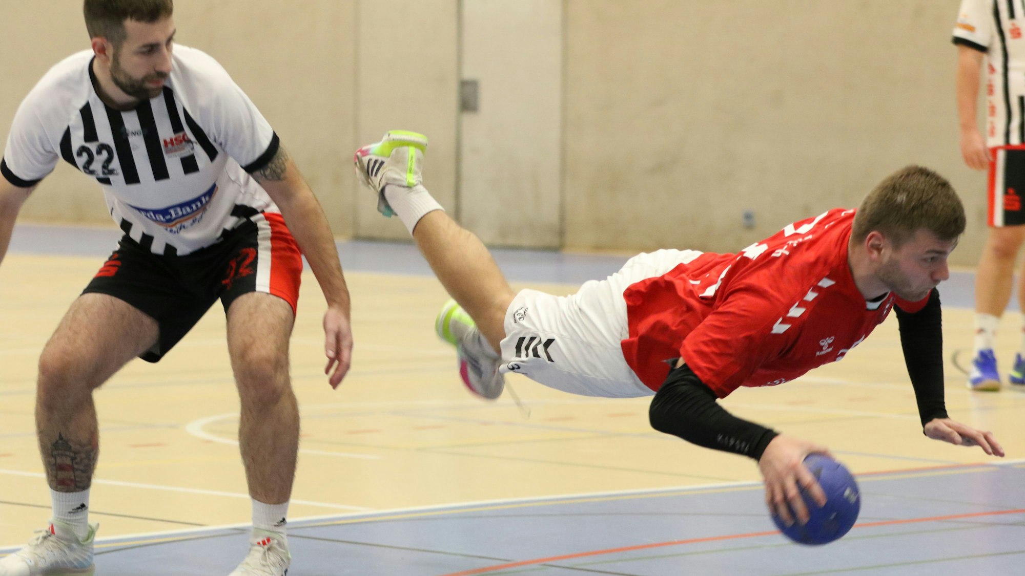 Fabian Horst scheint zu schweben, nachdem er in den Wurfkreis gesprungen ist. Ein Gegenspieler schaut ihm hinterher.