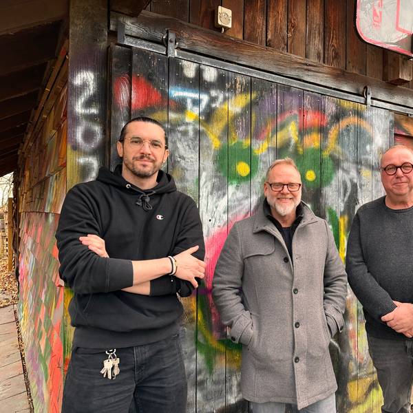 v.l: Mitarbeiter Markus Hoche, Marc Haine aus dem Vorstand und Thomas Göttker, der das Jugendhaus Sürth leitet, müssen Einsparungen vornehmen.