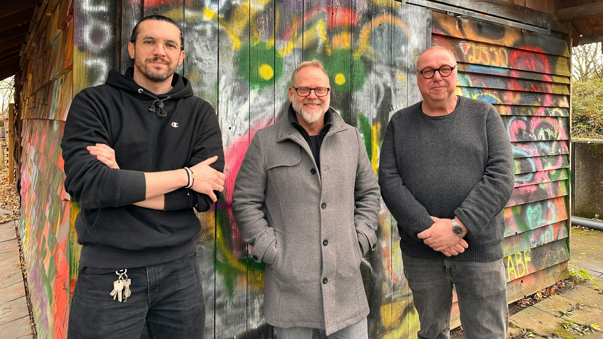 v.l: Mitarbeiter Markus Hoche, Marc Haine aus dem Vorstand und Thomas Göttker, der das Jugendhaus Sürth leitet, müssen Einsparungen vornehmen.