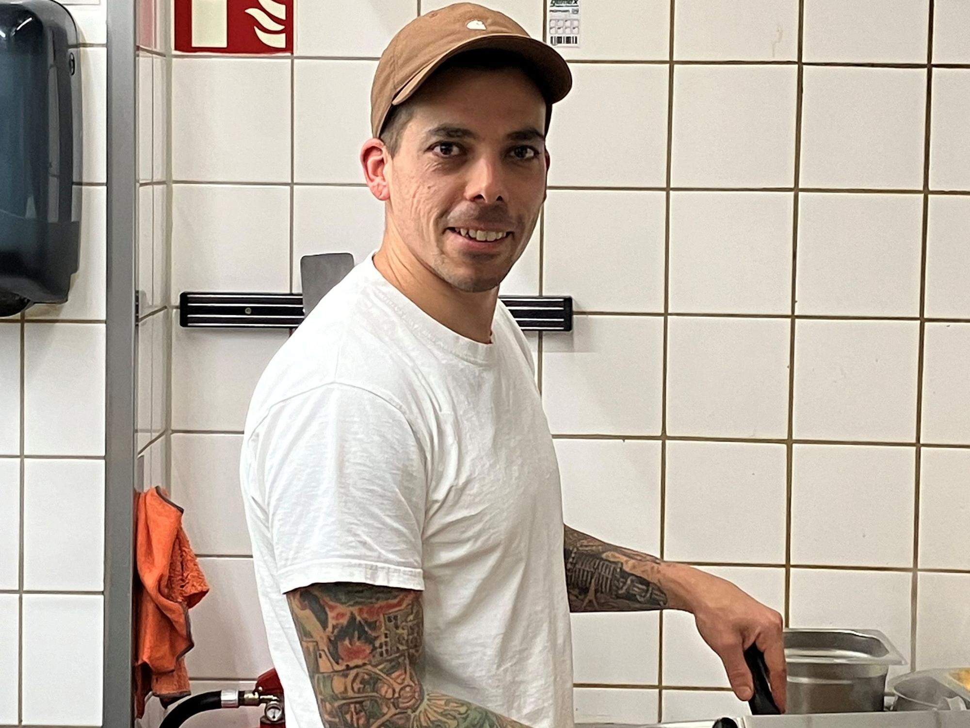 Pascal Wüste leitet seit Juni das inklusive Restaurant "Godesburger" in Bonn-Bad Godesberg.