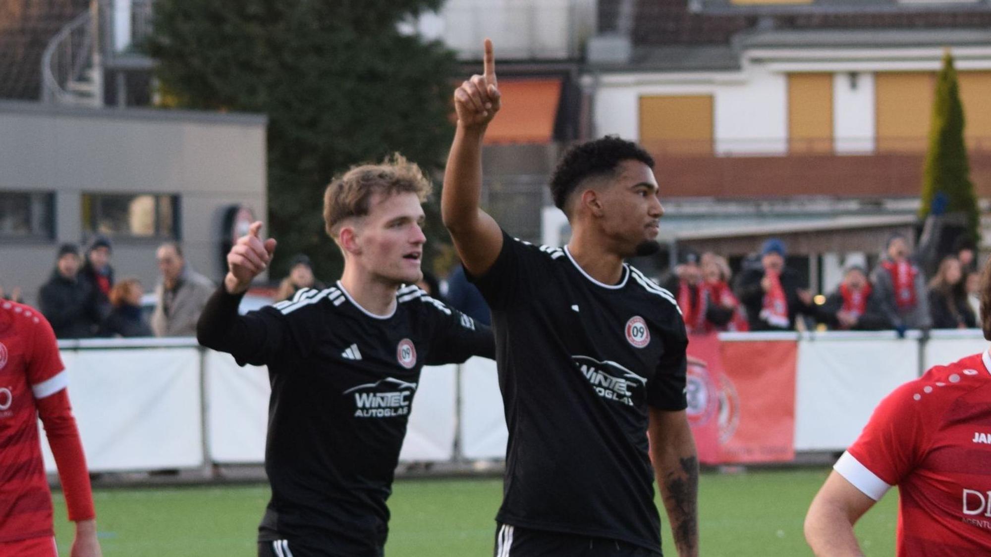 Finn Stromberg und Alexander Tackie Sai jubeln über ihre Tore
