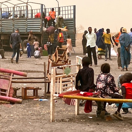 Flüchtlinge aus dem Sudan warten mit ihrer Habe nahe der südsudanesischen Grenzstadt Renk.