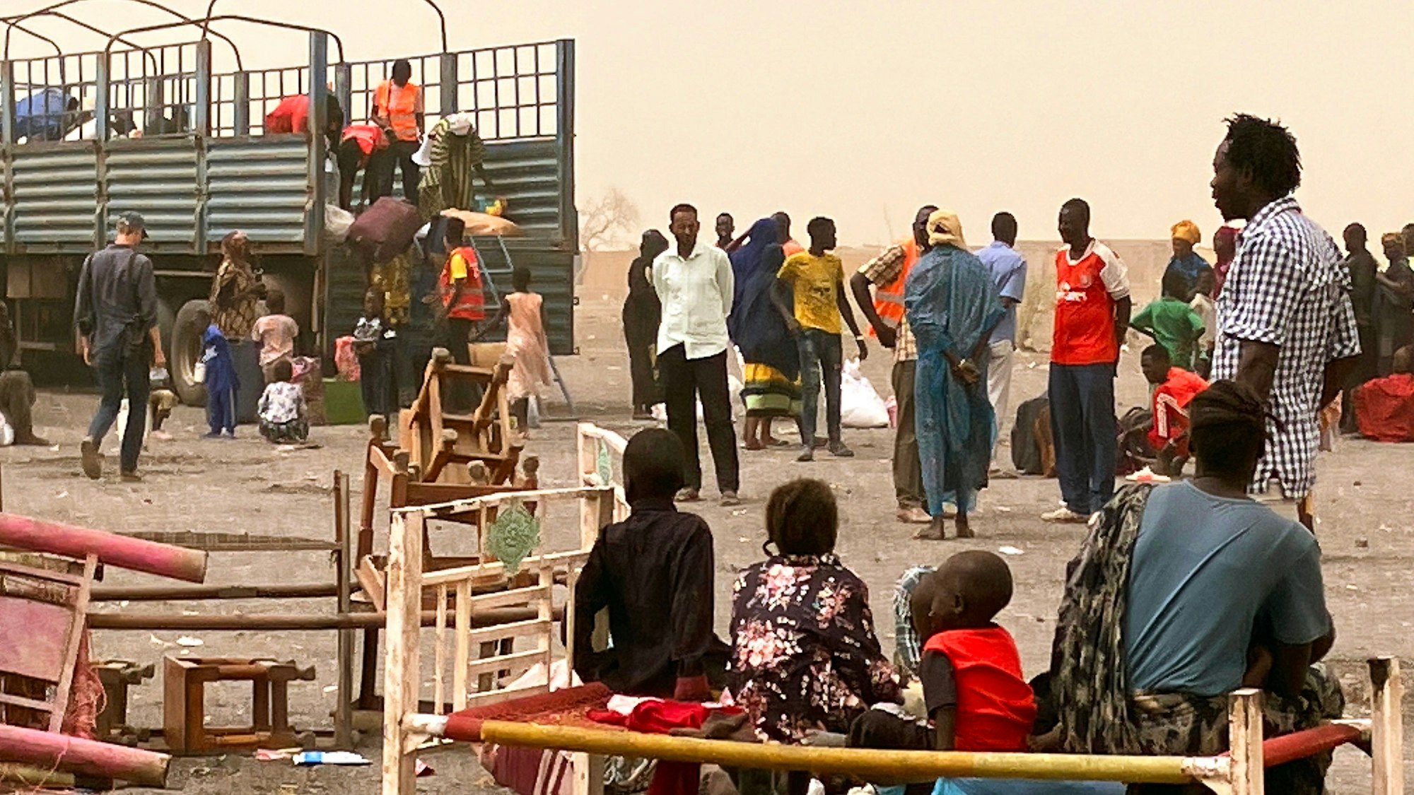 Flüchtlinge aus dem Sudan warten mit ihrer Habe nahe der südsudanesischen Grenzstadt Renk.