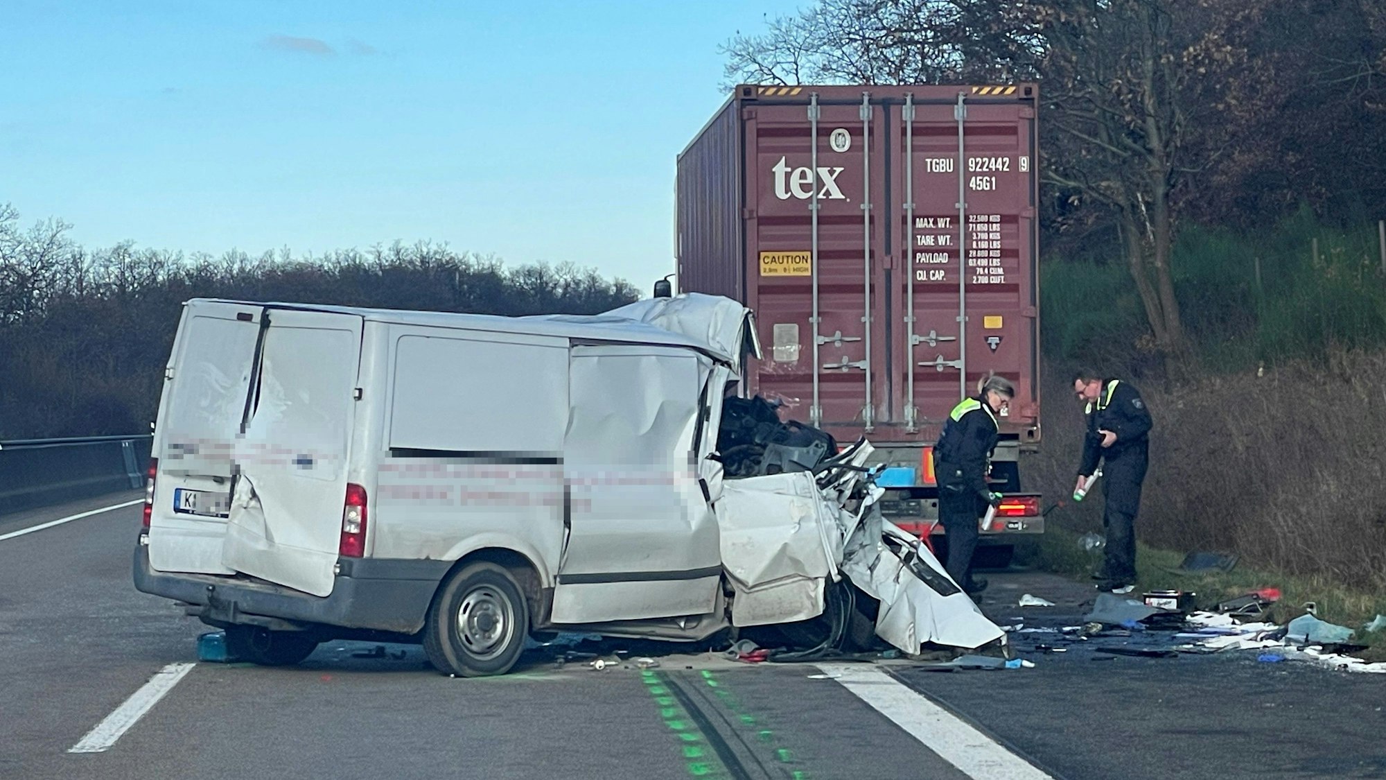 Das Bild zeigt den stark demolierten Ford Transit nach der Kollision mit dem Lkw.