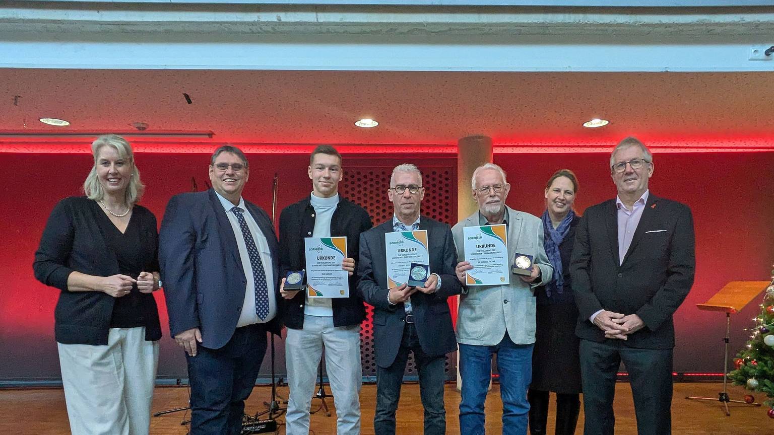 Verleihung der Ehrenamtsmedaille anlässlich des dritten Bornheimer Ehrenamtstages: (v.l.) Sabine Hübel, Michael Söllheim, Nils Bargon, Thomas Beckenhusen, Michael Pacyna, Alice von Bülow und Christoph Becker.