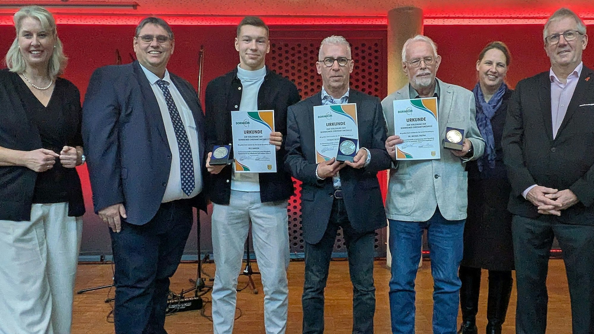 Verleihung der Ehrenamtsmedaille anlässlich des dritten Bornheimer Ehrenamtstages: (v.l.) Sabine Hübel, Michael Söllheim, Nils Bargon, Thomas Beckenhusen, Michael Pacyna, Alice von Bülow und Christoph Becker.