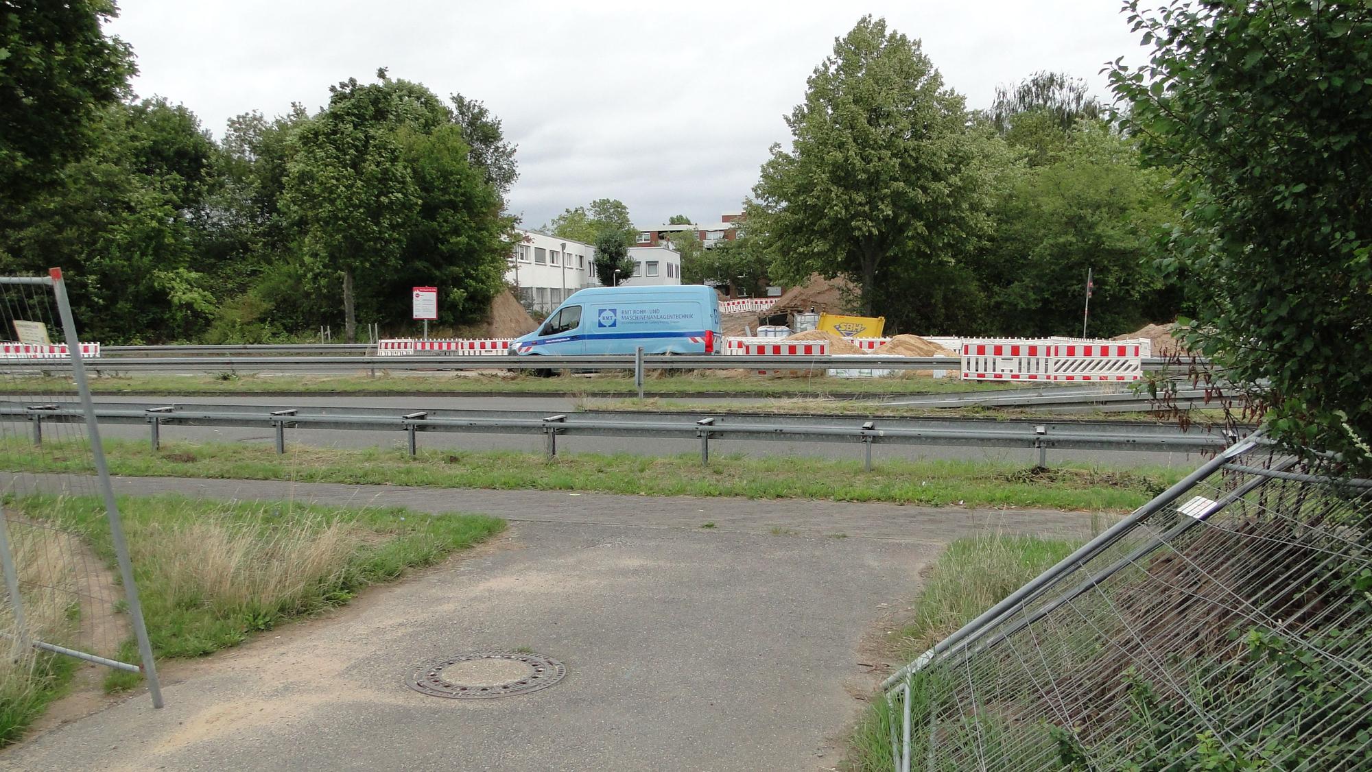 Blick auf eine mehrspurige Straße
